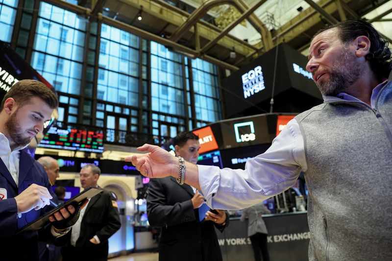 &copy; Reuters. متعاملون يتابعون حركة تداول الأسهم داخل بورصة نيويورك يوم 28 سبتمبر أيلول 2023 . تصوير : بريندان مكدرميد - رويترز .  