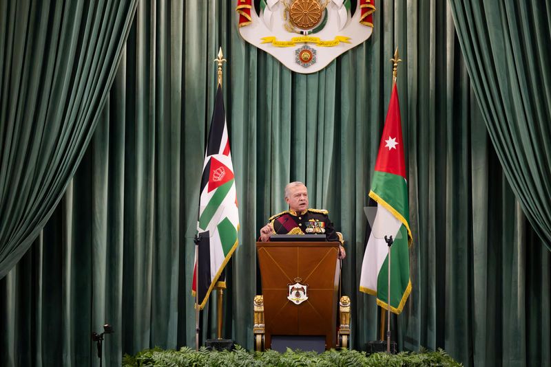 &copy; Reuters. العاهل الأردني الملك عبد الله يتحدث في البرلمان في عمان يوم الأربعاء. صورة لرويترز من الديوان الملكي الهاشمي.
