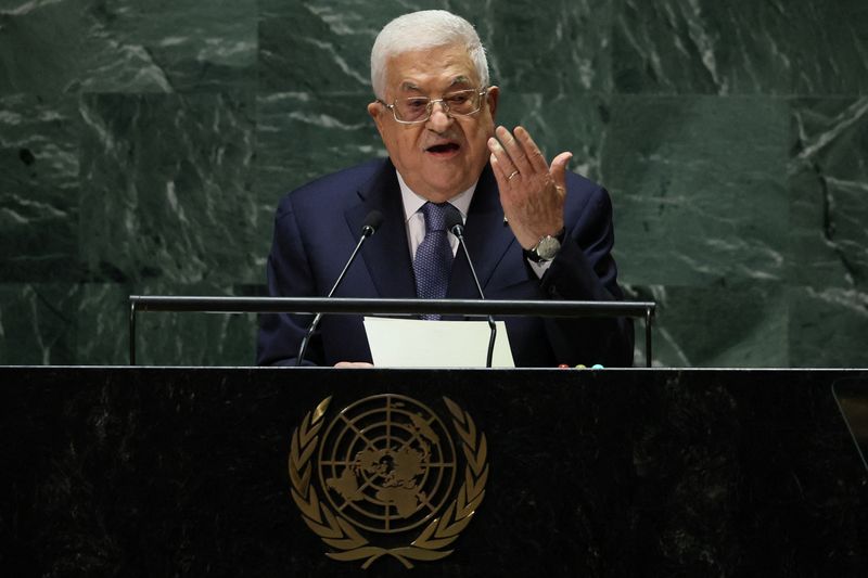 &copy; Reuters. الرئيس الفلسطيني محمود عباس في مقر الأمم المتحدة بنيويورك يوم 21 سبتمبر أيلول 2023. تصوير: برندان مكدرميد - رويترز.
