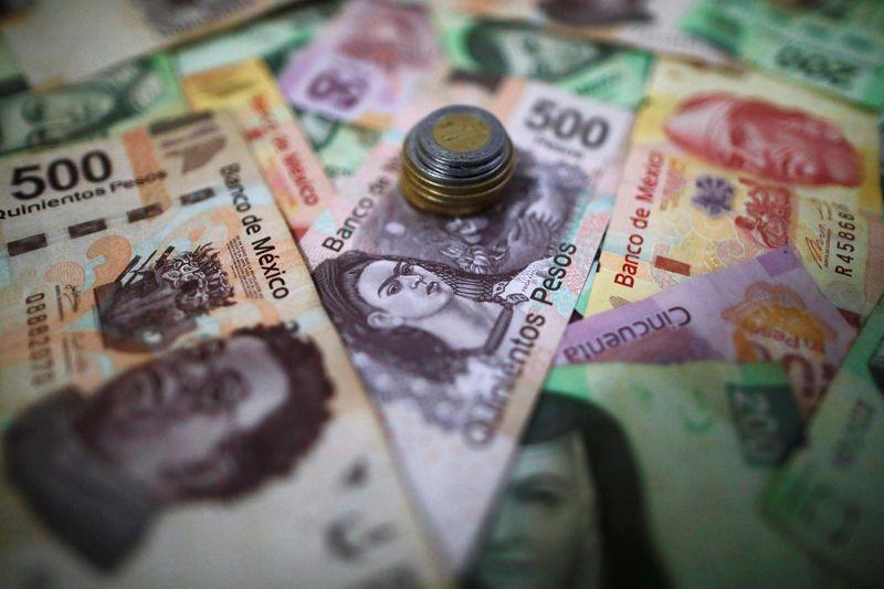 &copy; Reuters. FOTO DE ARCHIVO: Pesos mexicanos se ven en esta ilustración fotográfica tomada el 3 de agosto de 2017. REUTERS/Edgard Garrido/Ilustración