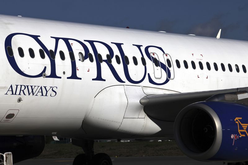 © Reuters. طائرة تابعة للخطوط الجوية القبرصية في مطار لارنكا بصورة من أرشيف رويترز.
