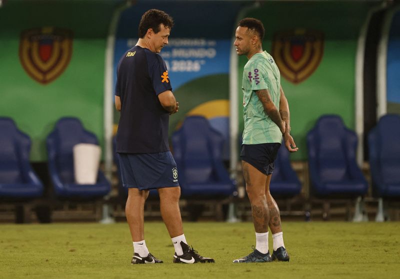 &copy; Reuters. Neymar conversa com o técnico Fernando Diniz durante treinamento
10/10/2023 REUTERS/Adriano Machado