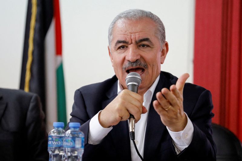 &copy; Reuters. رئيس الوزراء الفلسطيني محمد اشتيه في الضفة الغربية يوم الأول من مارس آذار 2023. تصوير: رنين صوافطة - رويترز.