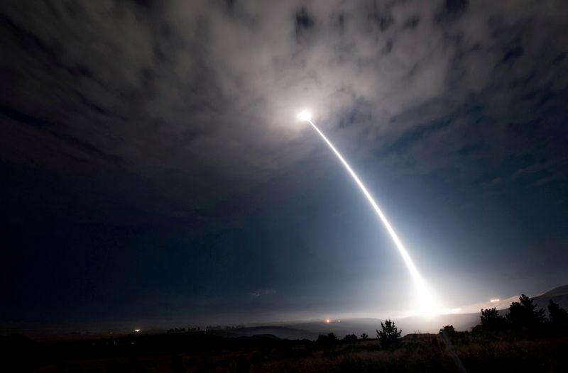 &copy; Reuters. FOTO DE ARCHIVO: Lanzamiento de un misil balístico intercontinental Minuteman III desarmado durante una prueba operativa en la Base Aérea de Vandenberg, California, EEUU
 
Ago 2, 2017.   U.S. Air Force/Senior Airman Ian Dudley/Handout via REUTERS
