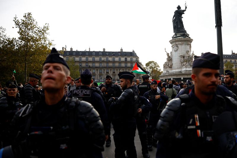 &copy; Reuters. La police et les gendarmes sur la place de la République à Paris, en France. /Photo prise le 12 octobre 2023/REUTERS/Sarah Meyssonnier
