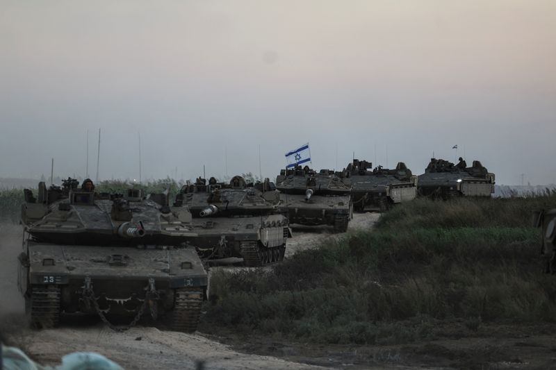 © Reuters. Israeli tanks from an artillery unit are seen near Israel's border with the Gaza Strip, in southern Israel, October 12, 2023. REUTERS/Ronen Zvulun