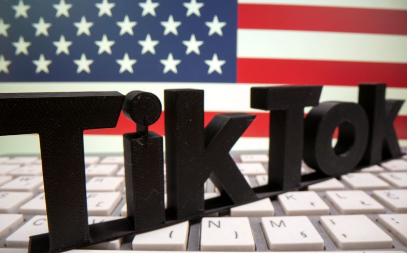 © Reuters. FILE PHOTO: A 3D printed Tik Tok logo is placed on a keyboard in front of U.S. flag in this illustration taken October 6, 2020. Picture taken October 6, 2020. REUTERS/Dado Ruvic/Illustration/File photo