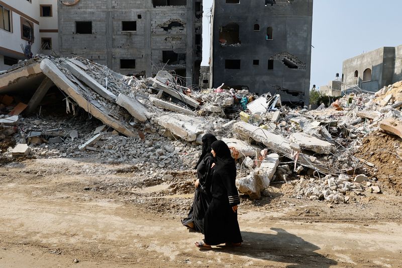 &copy; Reuters. فلسطينيون يغادرون منازلهم عقب الضربات الجوية الإسرائيلية على جنوب قطاع غزة في الثامن من أكتوبر تشرين الأول 2023 . تصوير : إبراهيم أبو مصطفى - ر