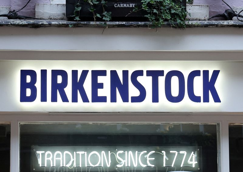 &copy; Reuters. A sign is illuminated at the entrance to a Birkenstock shoe store in London, Britain, October 11, 2023. REUTERS/Toby Melville/ File Photo