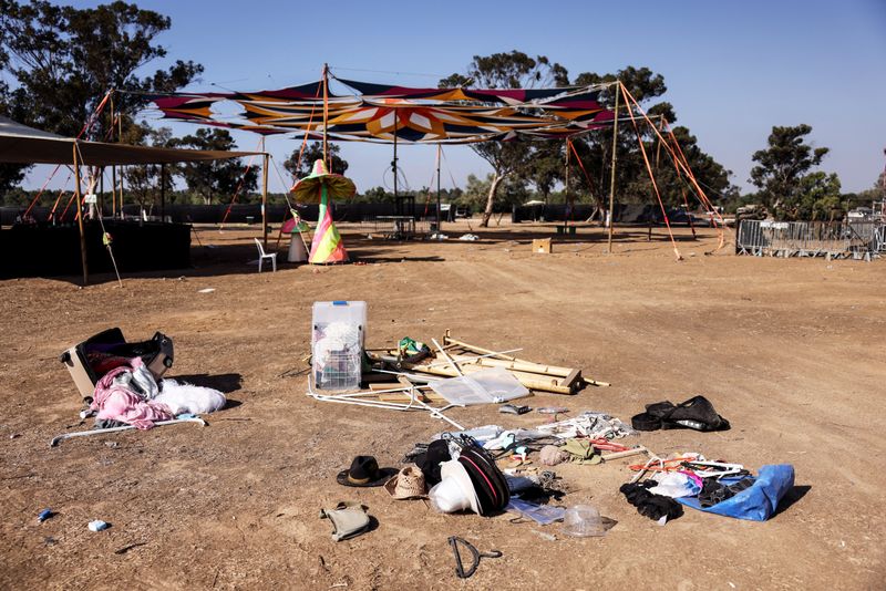 © Reuters. The personal belongings of festival-goers are seen at the site of an attack on the Nova Festival by Hamas gunmen from Gaza, near Israel's border with the Gaza Strip, in southern Israel, October 12, 2023. REUTERS/Ronen Zvulun