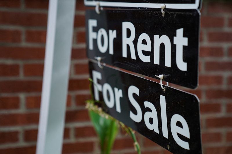 &copy; Reuters. FILE PHOTO: A "For Rent, For Sale" sign is seen outside of a home in Washington, U.S., July 7, 2022. REUTERS/Sarah Silbiger/File Photo