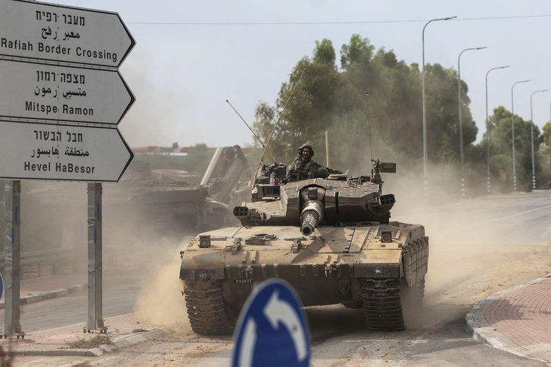 © Reuters. جنود إسرائيليون يقودون دبابة على الحدود مع غزة في جنوب إسرائيل يوم العاشر من أكتوبر تشرين الأول 2023. تصوير: رونين زفولون - رويترز.
