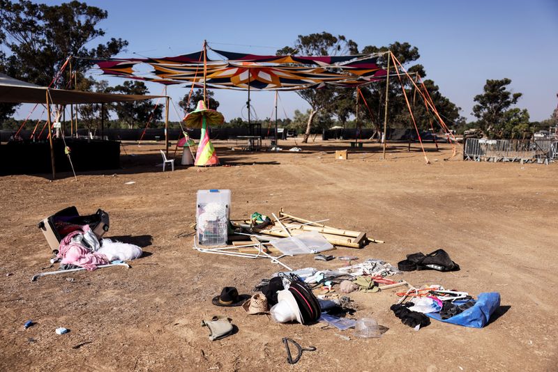 &copy; Reuters. Bens pessoais de participantes de Rave que foi atacada por Hamas, perto da Faixa de Gaza
12/10/2023 REUTERS/Ronen Zvulun