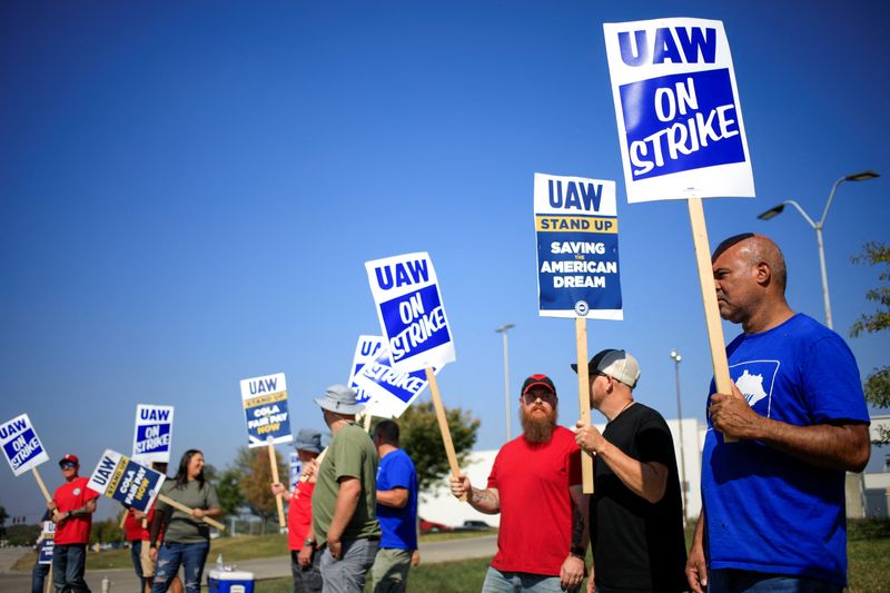 © Reuters. United Auto Workers (UAW) union members picket outside Ford's Kentucky truck plant after going on strike in Louisville, Kentucky, U.S. October 12, 2023.  REUTERS/Luke Sharrett