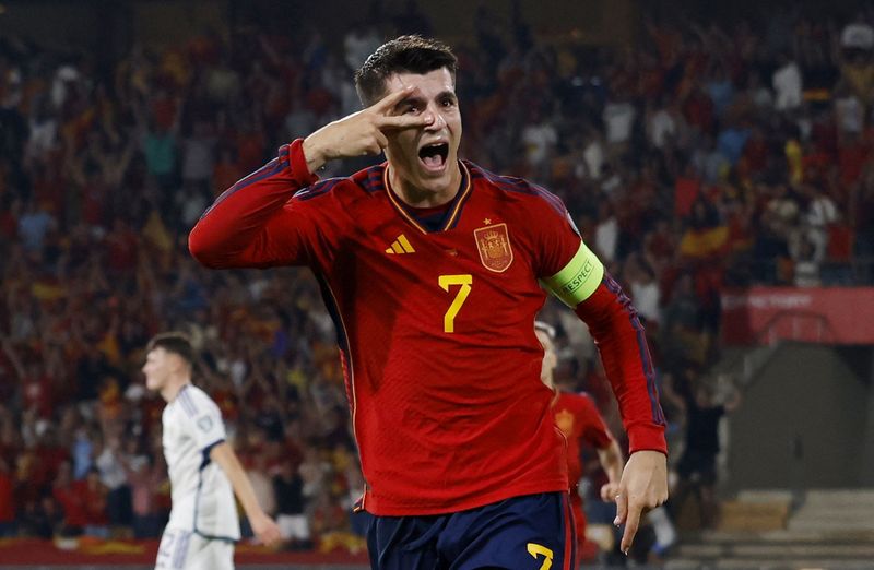 &copy; Reuters. ألفارو موراتا لاعب منتخب إسبانيا يحتفل بإحراز هدف خلال مباراة لفريقه أمام اسكتلندا في بطولة بطولة أوروبا لكرة القدم يوم الخميس. تصوير: مارس
