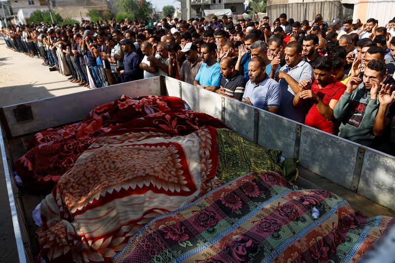 © Reuters. مشيعون خلال جنازة عائلة سمور الفلسطينية التي قتلت في غارات إسرائيلية في خان يونس بجنوب قطاع غزة يوم الخميس. تصوير: إبراهيم أبو مصطفى - رويترز.
