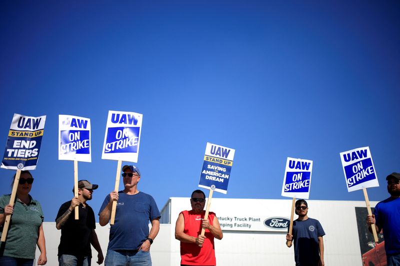 © Reuters. United Auto Workers (UAW) union members picket outside Ford's Kentucky truck plant after going on strike in Louisville, Kentucky, U.S. October 12, 2023.  REUTERS/Luke Sharrett
