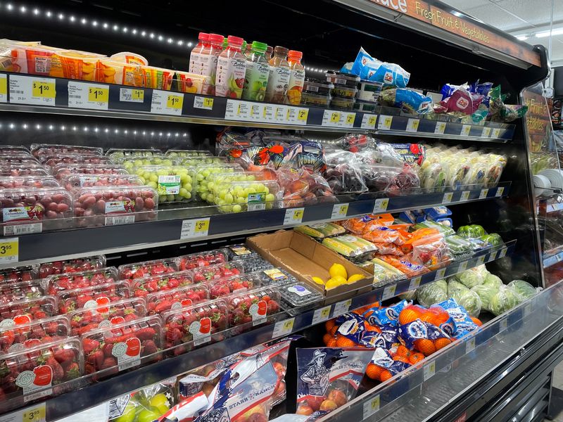 © Reuters. A view of a fresh food aisle at a Dollar General store in Norridge, Chicago, U.S., August 24, 2021. Picture taken August 24, 2021.  REUTERS/Richa Naidu