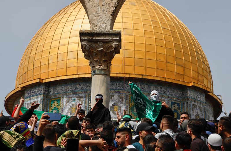 &copy; Reuters. فلسطينيون يتظاهرون في المسجد الأقصى يوم السابع من أبريل نيسان 2023. تصوير: عمار عوض - رويترز.