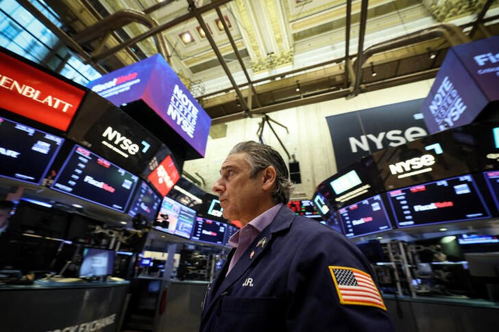 © Reuters. 　１０月１２日、米国株式市場は反落して取引を終えた。低調な米３０年国債入札を受け、国債利回りが上昇したことを嫌気した。写真はニューヨーク証券取引所で８月撮影（２０２３年　ロイター／Brendan McDermid）