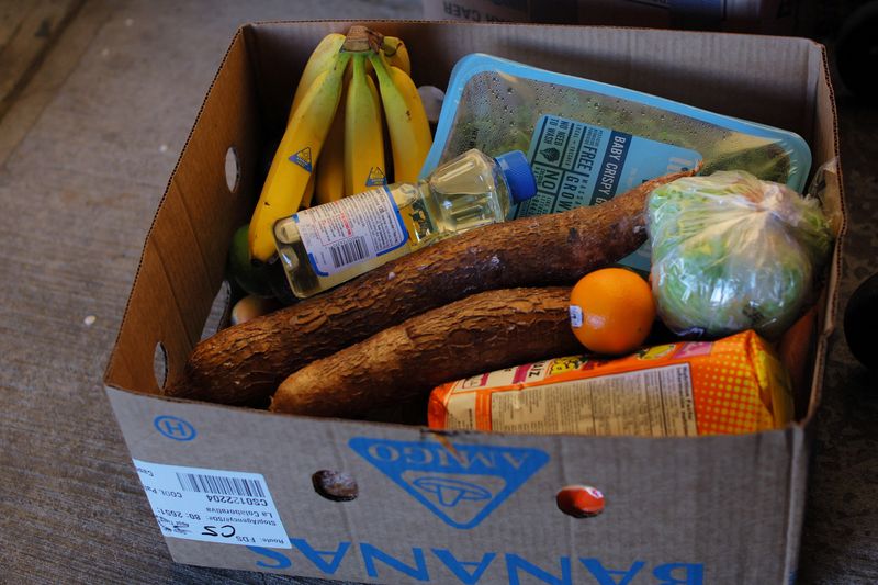 &copy; Reuters. Cesta de alimentos gratuitos para residentes em Chelsea, Massachusetts, EUA
8/3/2023 REUTERS/Brian Snyder