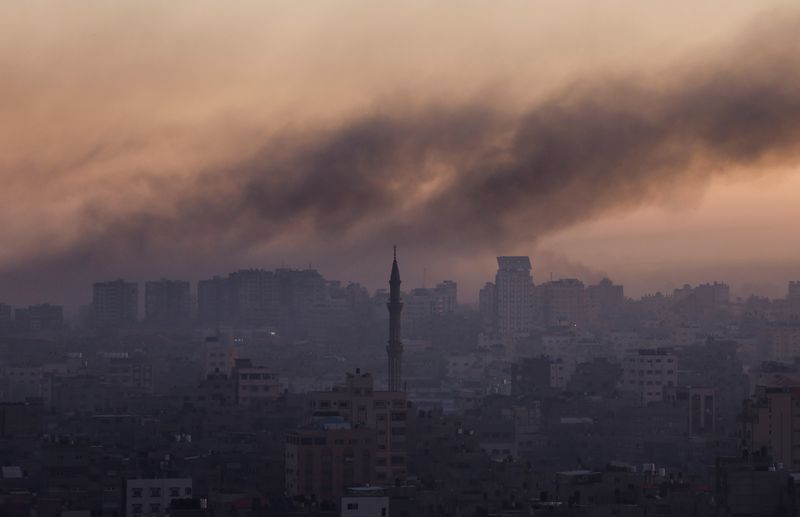 &copy; Reuters. دخان يتصاعد بعد غارات إسرائيلية على مدينة غزة يوم الجمعة. تصوير: محمد سالم - رويترز.