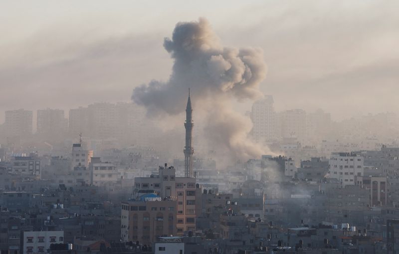 &copy; Reuters. De la fumée s'échappe à la suite des frappes israéliennes dans le contexte du conflit en cours entre Israël et le groupe islamiste palestinien Hamas, à Gaza. /Photo prise le 13 octobre 2023/REUTERS/Mohammed Salem