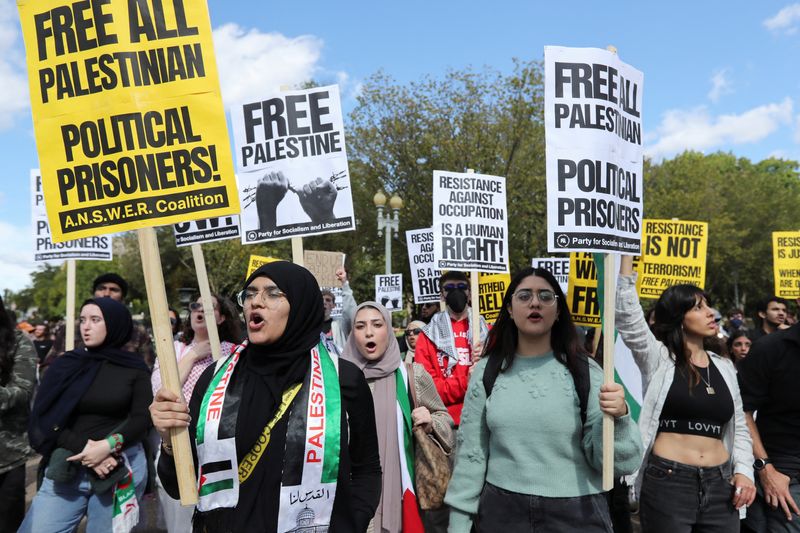 &copy; Reuters. مؤيدون للشعب الفلسطيني من حركة الشباب الفلسطيني وجماعات أخرى خلال خارج البيت الأبيض في واشنطن بتاريخ الثامن من أكتوبر تشرين الأول 2023. تصوير
