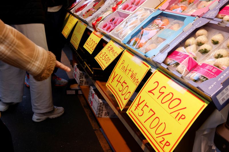 &copy; Reuters. FILE PHOTO: A woman points at the high prices of fruits at a market in Tokyo, Japan March 3, 2023. REUTERS/Androniki Christodoulou/File photo