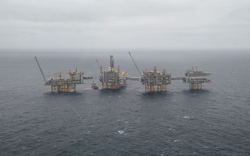 &copy; Reuters. FILE PHOTO: A general view of the Equinor's Johan Sverdrup oilfield platforms in the North Sea, Norway December 3, 2019. REUTERS/Ints Kalnins/File Photo