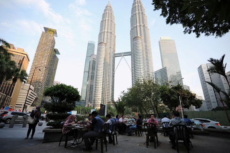 &copy; Reuters. FILE PHOTO: People dine in at a restaurant in front of Petronas Twin Towers, in Kuala Lumpur, Malaysia November 5, 2020. Picture taken November 5, 2020. REUTERS/Lim Huey Teng/File photo