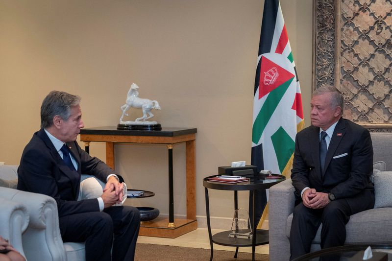 © Reuters. Jordan's King Abdullah II meets with U.S. Secretary of State Antony Blinken in Amman, Jordan October 13, 2023. Royal Hashemite Court/Handout via Reuters