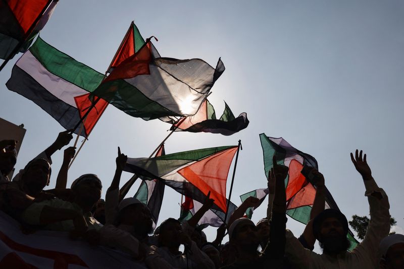 &copy; Reuters. Bangladeshi Muslim activists wave Palestinian flags as they protest against Israel's actions against Palestinians after Friday prayer at the Baitul Mukarram National Mosque in Dhaka, Bangladesh, October 13, 2023. REUTERS/Mohammad Ponir Hossain