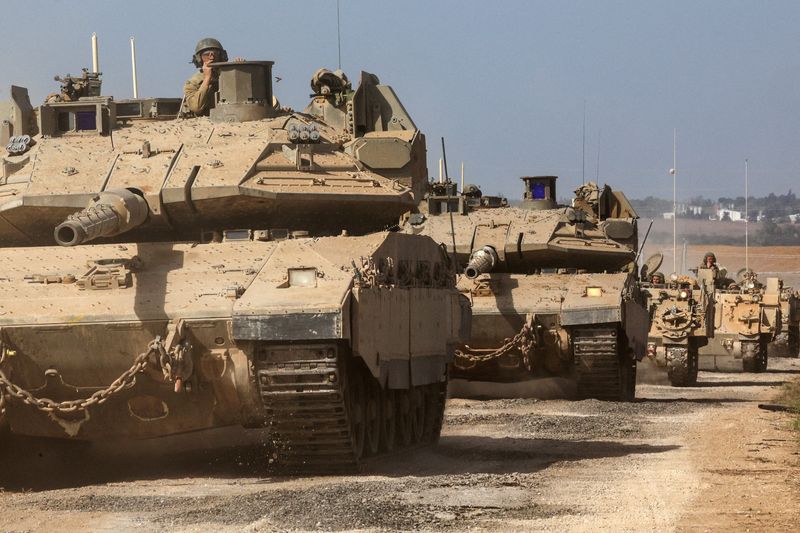 &copy; Reuters. Israeli tanks and military vehicles take position near Israel's border with the Gaza Strip, in southern Israel, October 13, 2023. REUTERS/Violeta Santos Moura    