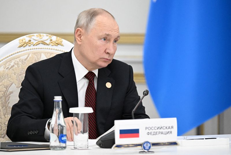 &copy; Reuters. الرئيس الروسي فلاديمير بوتين يتحدث خلال مؤتمر في بشكك يوم الجمعة. صورة لرويترز من ممثل لوكالات الأنباء. 