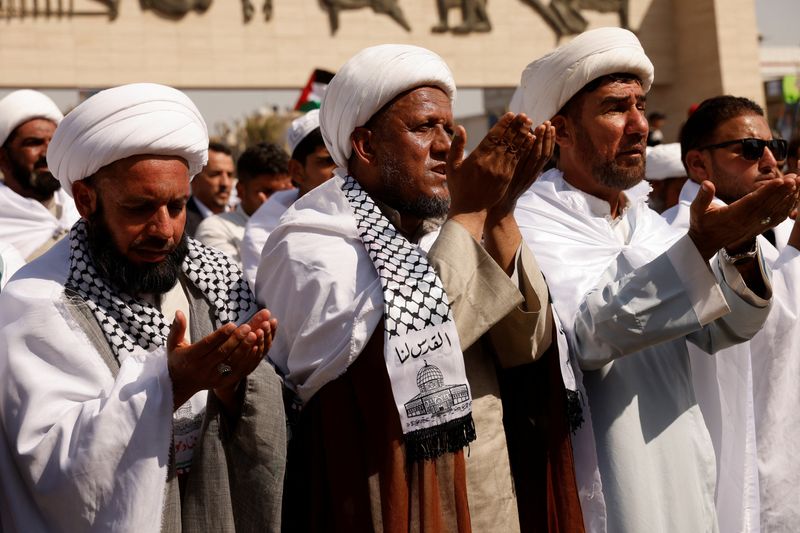 © Reuters. Supporters of Iraqi Shi'ite cleric Moqtada al-Sadr gather for mass Friday prayer during a protest in solidarity with Palestinians in Gaza, in Baghdad, Iraq, October 13, 2023. REUTERS/Saba Kareem