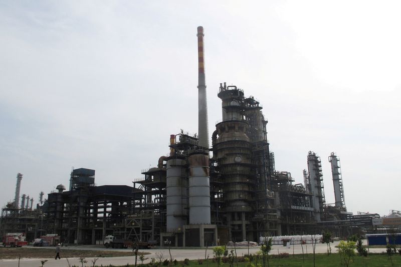 &copy; Reuters. FILE PHOTO: Refinery plants of Chambroad Petrochemicals are seen in Boxing, Shandong Province, China, May 10, 2016. REUTERS/Meng Meng/File Photo/File Photo