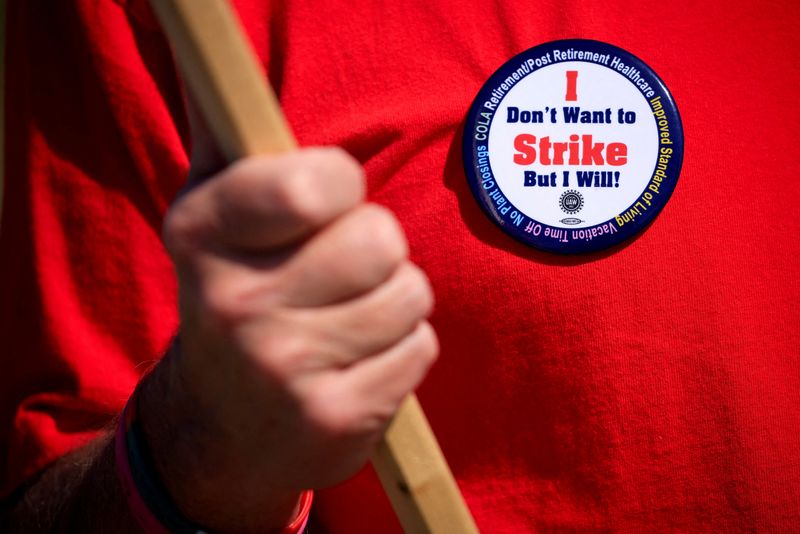 © Reuters. A United Auto Workers (UAW) union member wears a pin while picketing outside Ford's Kentucky truck plant after going on strike in Louisville, Kentucky, U.S. October 12, 2023.  REUTERS/Luke Sharrett