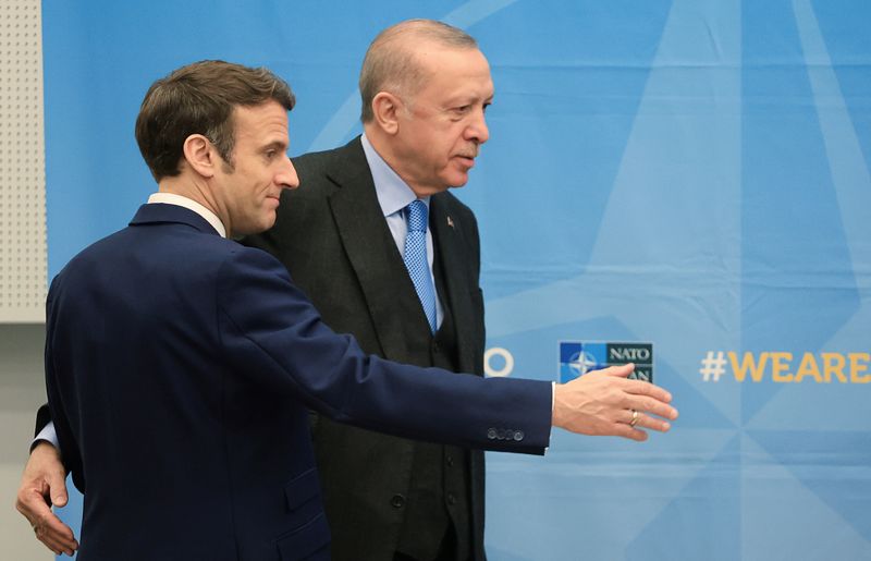 &copy; Reuters. الرئيس التركي رجب طيب أردوغان ونظيره الفرنسي إيمانويل ماكرون خلال اجتماع ثنائي في بروكسل ببلجيكا يوم 24 مارس آذار 2023. صورة لرويترز من ممثل لو