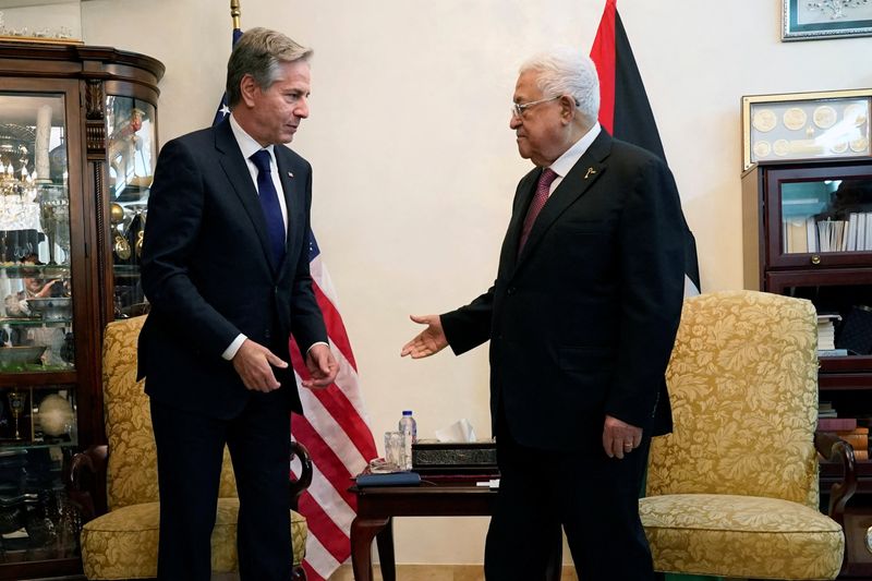 &copy; Reuters. الرئيس الفلسطيني محمود عباس ووزير الخارجية الأمريكي أنتوني بلينكن خلال اجتماع في عمان يوم الجمعة. صورة لرويترز من ممثل لوكالات الأنباء.