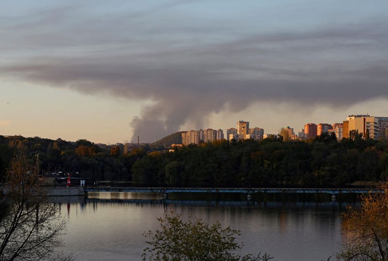 © Reuters. دخان يتصاعد من بلدة أفدييفكا في دونيتسك بأوكرانيا يوم 11 أكتوبر تشرين الأول 2023. تصوير:  ألكسندر إرموشينكو- رويترز.