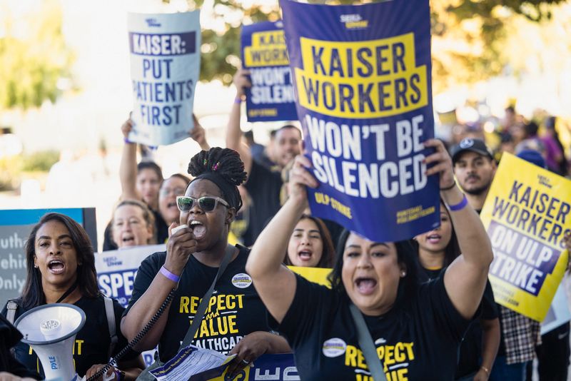 &copy; Reuters. FILE PHOTO-Healthcare workers strike in front of Kaiser Permanente Los Angeles Medical Center, as more than 75,000 Kaiser Permanente healthcare workers go on strike from October 4 to 7 across the United States, in Los Angeles, California, U.S. October 4, 