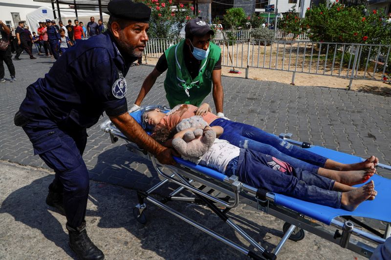 &copy; Reuters. Bambini palestinesi feriti durante gli attacchi di Israele vengono portati in ospedale a Gaza City, 11 ottobre 2023. REUTERS/Mohammed Salem