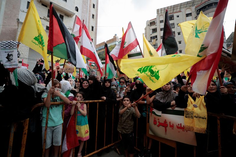 &copy; Reuters. Apoiadores do grupo militante Hezbollah protestam em Beirute em apoio aos palestinos em Gaza
13/10/2023 REUTERS/Zohra Bensemra