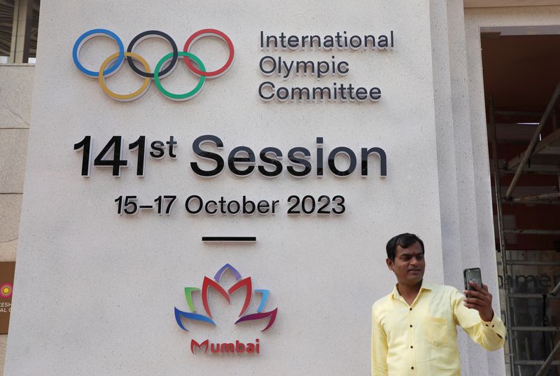 &copy; Reuters. رجل يقف جانب شعار المجلس التنفيذي للجنة الأولمبية الدولية في مومباي بالهند يوم الخميس. تصوير: نيهاريكا كولكارني - رويترز.