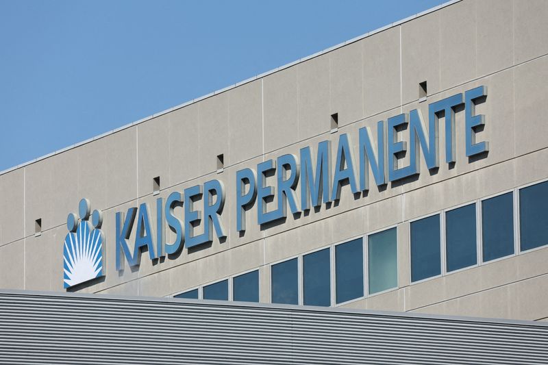 © Reuters. FILE PHOTO: A Kaiser Permanente health care center is pictured in Anaheim, California, U.S., October 3, 2023 REUTERS/Mike Blake/File Photo