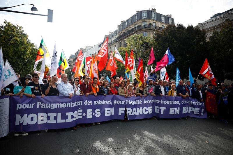 &copy; Reuters. La dirigeante du syndicat français CGT, Sophie Binet, et Marylise Léon, secrétaire générale du syndicat CFDT, tiennent une banderole avec d'autres dirigeants syndicaux français lors d'une manifestation à Paris dans le cadre d'une journée nationale