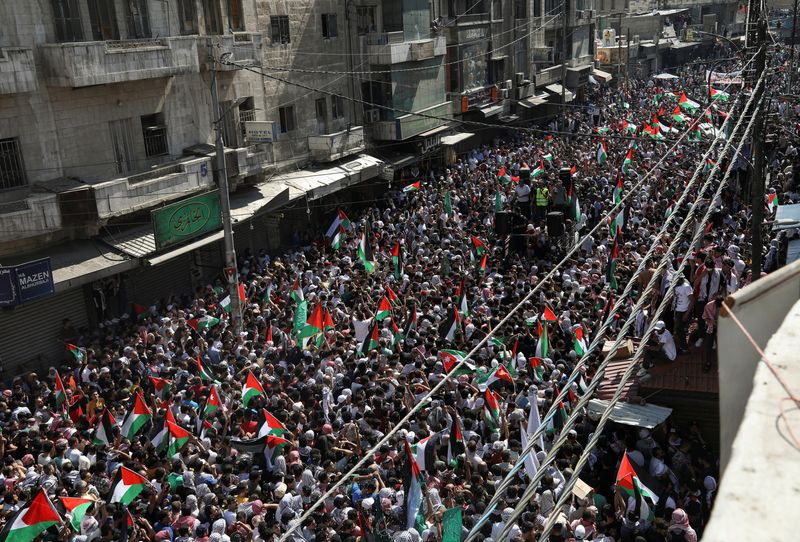 &copy; Reuters. أوردنيون يحتشدون لتأييد الفلسطينيين في عمان بالأردنيوم الجمعة. تصوير: علاء السخني - رويترز.