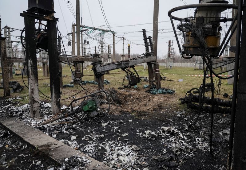 &copy; Reuters. FILE PHOTO: A view shows a high-voltage substation of Ukrenergo damaged by a Russian military strike, amid Russia's attack on Ukraine, in an undisclosed location in central Ukraine November 10, 2022. REUTERS/Gleb Garanich/File Photo