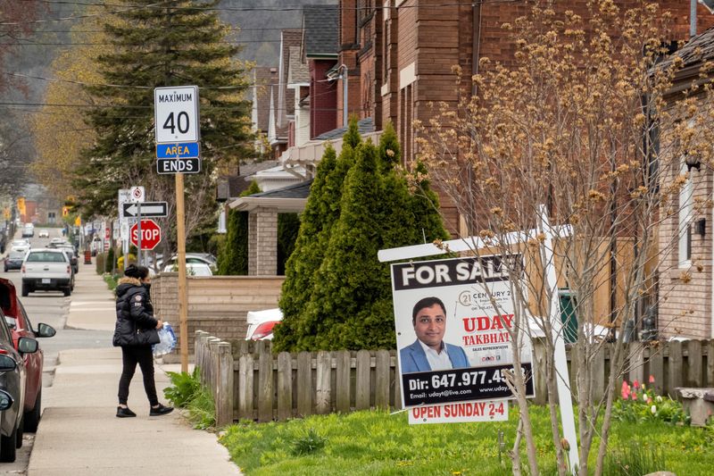 &copy; Reuters. FILE PHOTO: A home for sale on Emerald Street in Hamilton Ontario, Canada May 6, 2022.  REUTERS/Carlos Osorio/File Photo